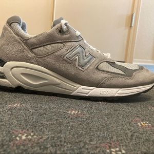 New Balance 990v2